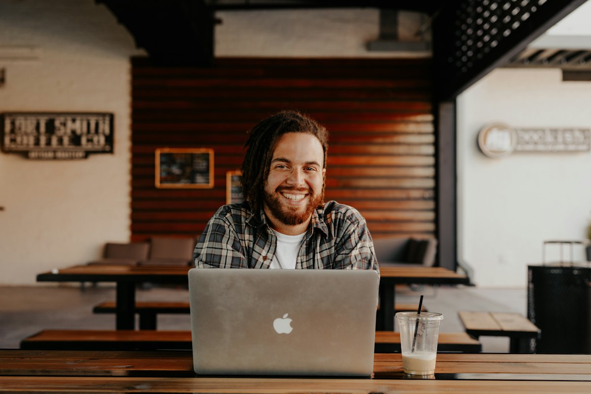 Entrepreneur watching the free AI agent training on his laptop