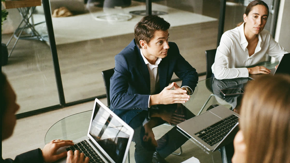 B2B consultant meeting with a client